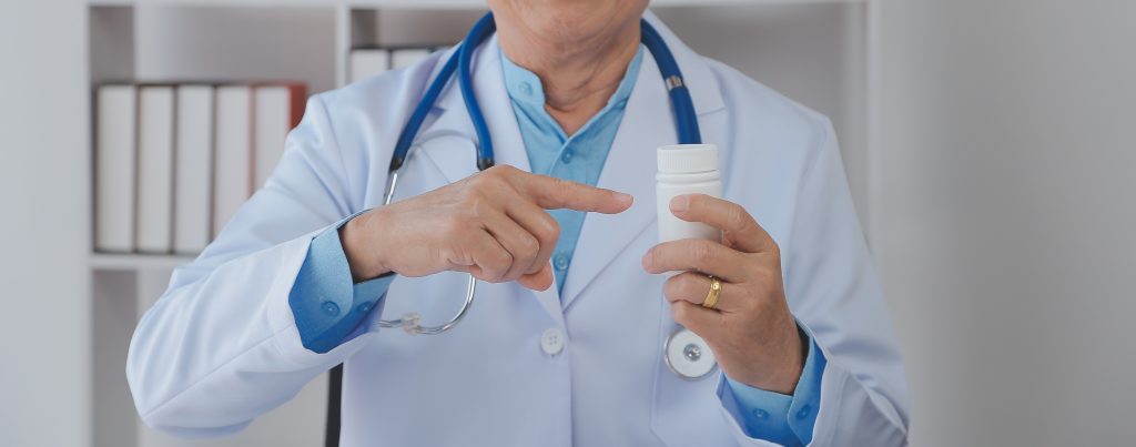 Farmacéutico preparando un envío seguro de medicamentos oncológicos en AltamediQ México.