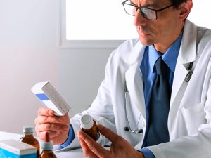 Farmacéutico revisando medicamentos de alta especialidad en AltamediQ México.