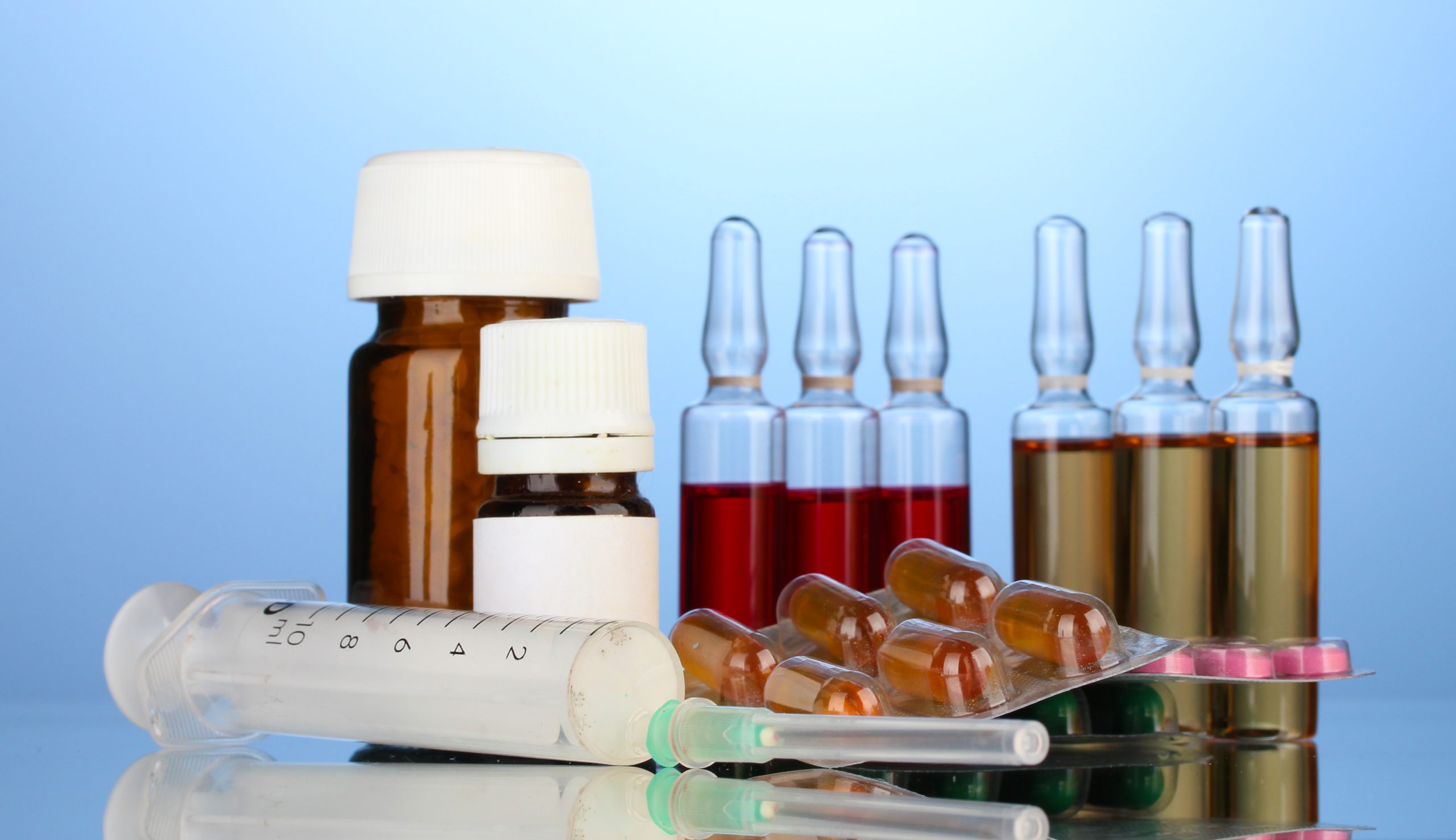 Frascos ámpula de tratamientos y medicamentos de alta especialidad para enfermedades complejas.