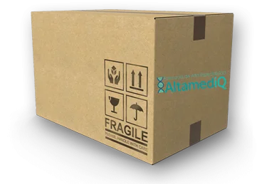 Caja de cartón con el logotipo de AltamediQ y sellos de frágil, representando el servicio de envíos de suministros médicos a domicilio.